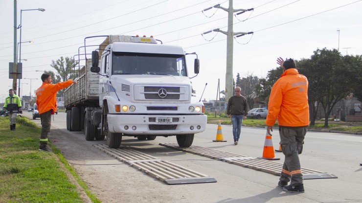 Control de carga a camiones en Avenida Novak